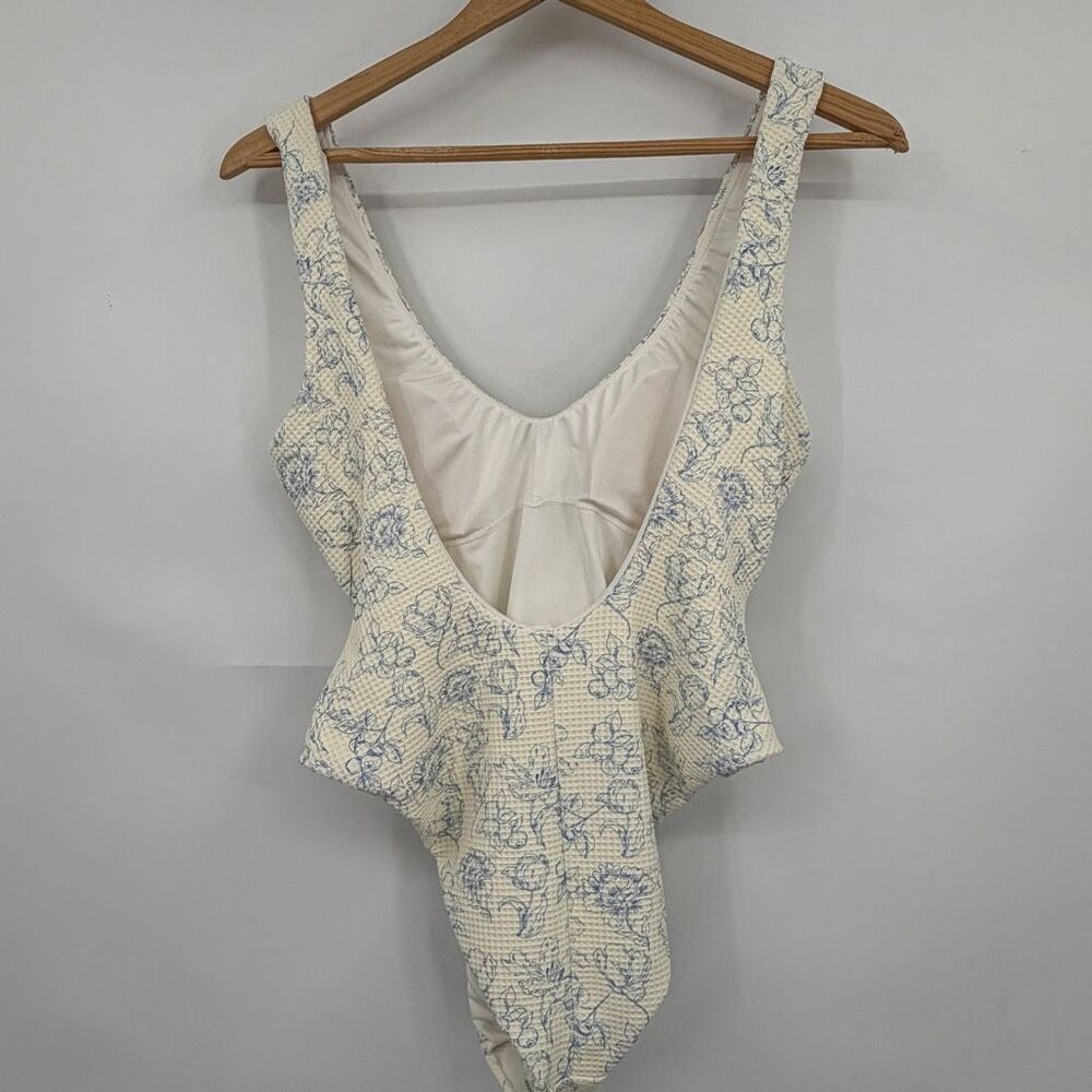 Dippin Daisys Cream Blue Floral Belted Open Back One Piece Swimsuit Size Medium - Picture 3 of 9
